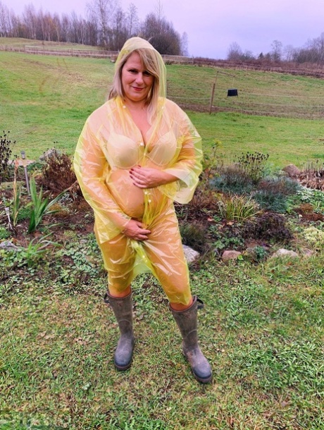 Overweight amateur Sweet Susi shows her naked body while wearing rubber boots 18758882