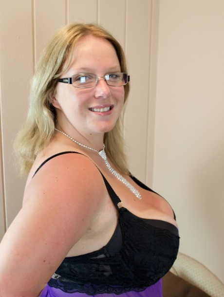 Overweight amateur Sindy Bust uncups her large tits before touting her big ass 45186483