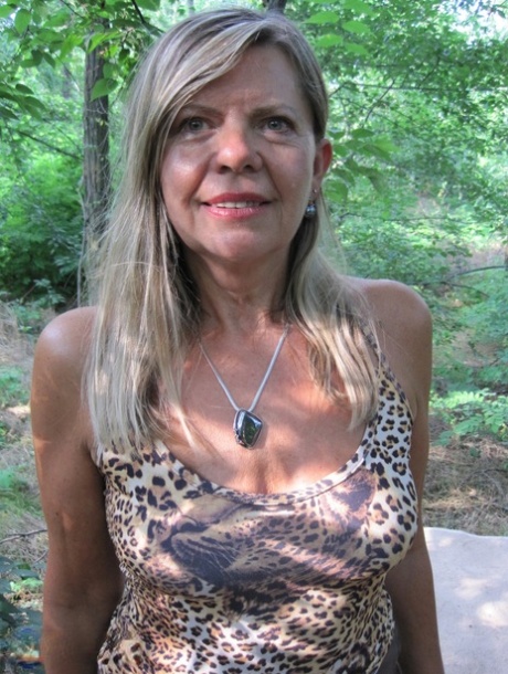 Mature lady has POV sex on a spread out blanket in the outdoors 17556032