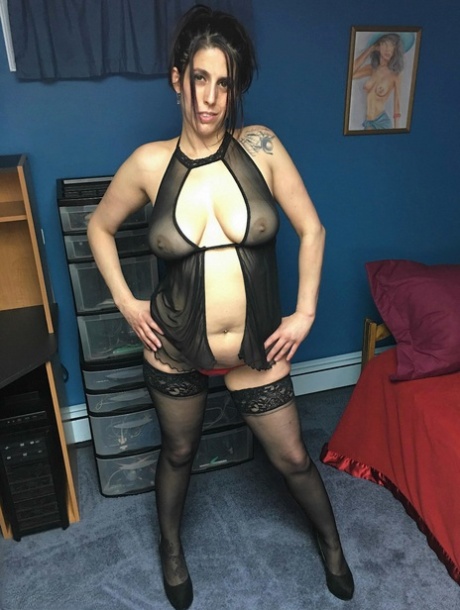 Chubby brunette Lavender Rayne gets on her knees while giving a blowjob 68105270